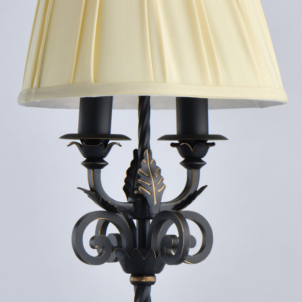 Настольная лампа декоративная Chiaro Виктория 401030702. Фотография №4
